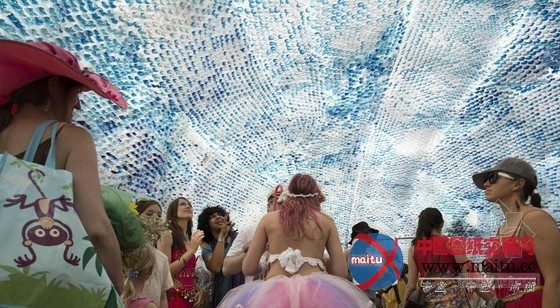 studioKCA使用53780个回收瓶搭建而成的“云状亭”