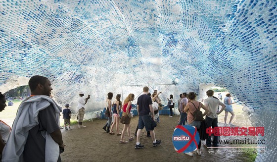 studioKCA使用53780个回收瓶搭建而成的“云状亭”