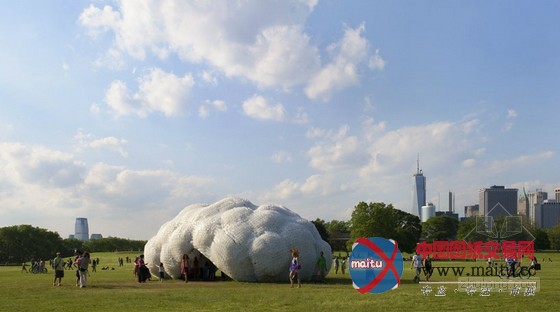 studioKCA使用53780个回收瓶搭建而成的“云状亭”