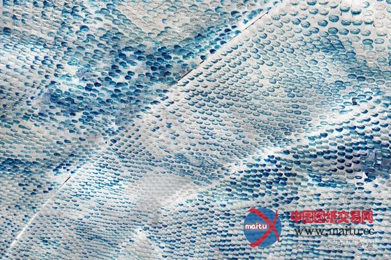 studioKCA使用53780个回收瓶搭建而成的“云状亭”