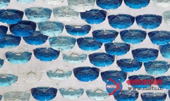 studioKCA使用53780个回收瓶搭建而成的“云状亭”