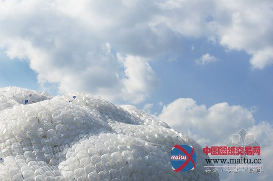 studioKCA使用53780个回收瓶搭建而成的“云状亭”