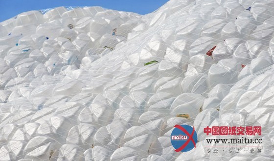 studioKCA使用53780个回收瓶搭建而成的“云状亭”