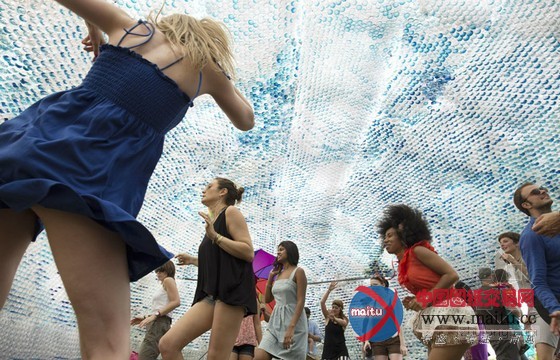 studioKCA使用53780个回收瓶搭建而成的“云状亭”