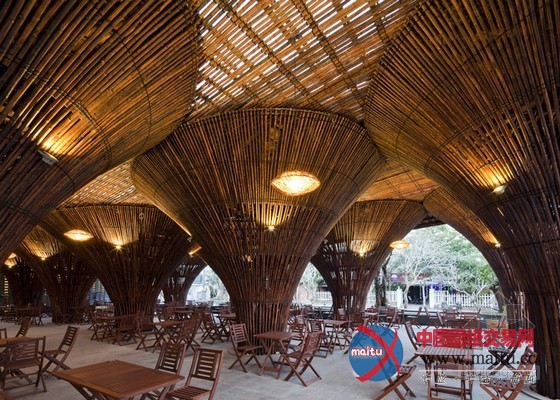 VoTrongNghia用竹型塔器建成的越南KontumIndochine咖啡馆