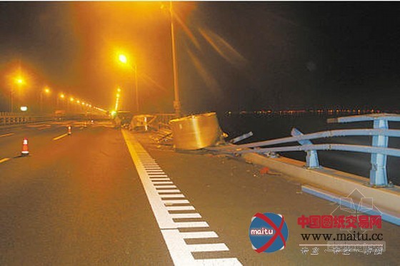 杭州湾大桥遭遇钢卷重击 护栏散落一地
