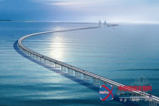 杭州湾大桥遭遇钢卷重击 护栏散落一地