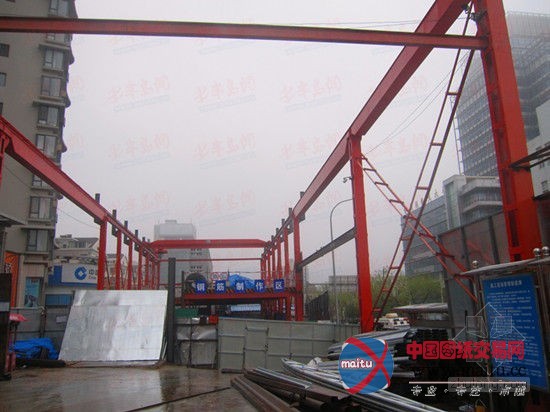 青岛地铁芝泉路站首创双层钢筋加工场 缩小施工面