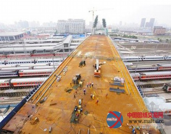 国内首例最长距离顶推连续钢箱梁跨越高铁成功