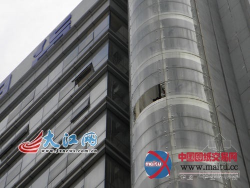 宜春一超市观光电梯玻璃幕墙28米高空爆裂