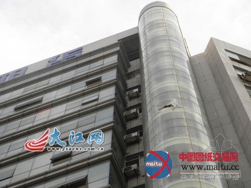 宜春一超市观光电梯玻璃幕墙28米高空爆裂