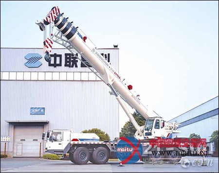 全球首创四桥全轮转向越野型汽车起重机