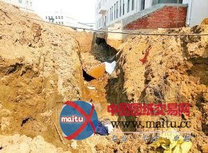 哈尔滨一工地塌方 致一人被埋身亡