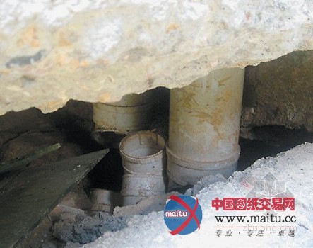 南宁一小区地基下沉 楼体离地20厘米