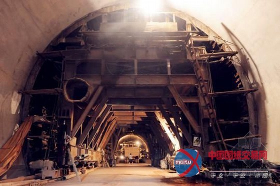 中国首条高等级重载铁路一级高风险隧道贯通