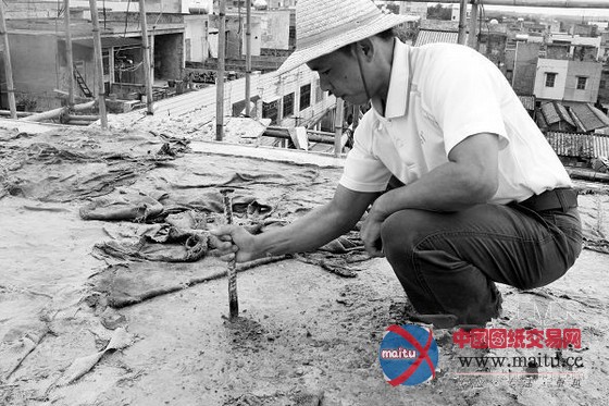 海南某新建楼房混凝土一敲就碎 公司称可能没搅匀