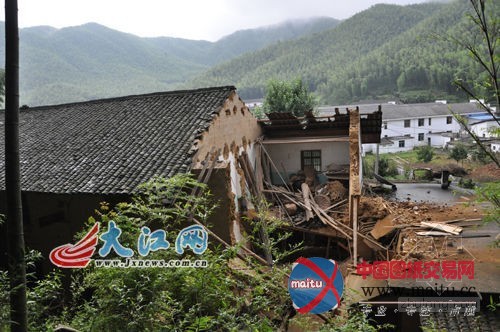 宜春暴雨致一房屋倒塌 1岁小女孩被压身亡