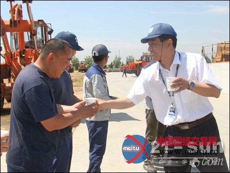 斗山工程机械举办“为一线工人送清凉”活动