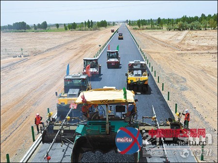 福格勒摊铺机:30厘米底基层一次摊铺成型