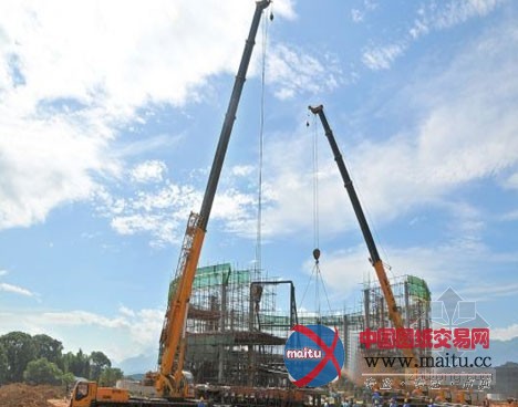 大千世界飞行影院钢结构吊装成功