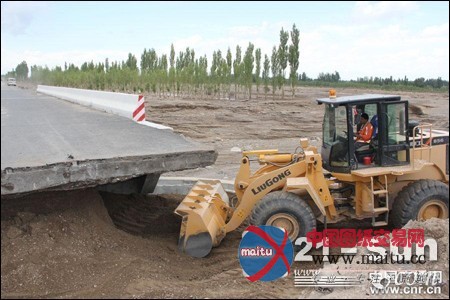 各地暴雨洪涝来袭 工程机械重装上阵抢险忙