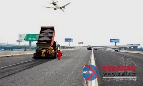 同步碎石封层技术在胶王路取得明显效果