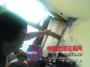 天花板墙皮大量脱落 业主:真担心房顶掉下来