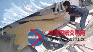 兰州一开发区楼体地基塌陷 居民犹住“空中楼阁”