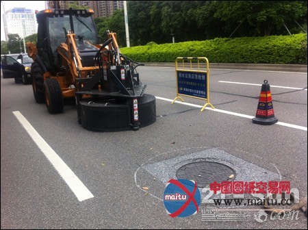 凯斯590SN井盖铣刨机在广州珠海顺利交机