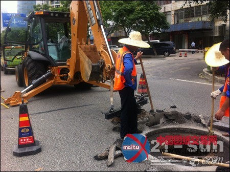 凯斯590SN井盖铣刨机在广州珠海顺利交机