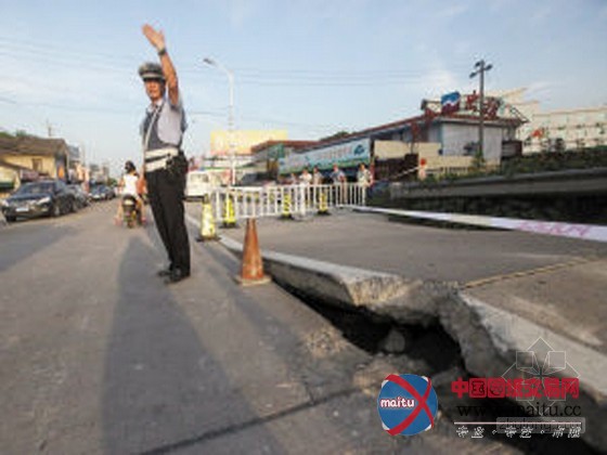 天太热 水泥桥梁板飙拱起40厘米
