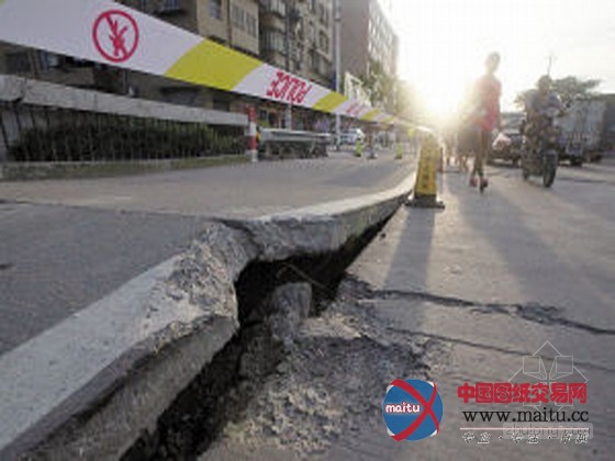 天太热 水泥桥梁板飙拱起40厘米