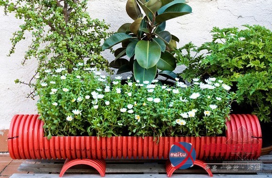 Fabian Andino设计的彩色管道改装花盆