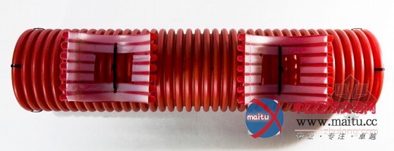 Fabian Andino设计的彩色管道改装花盆