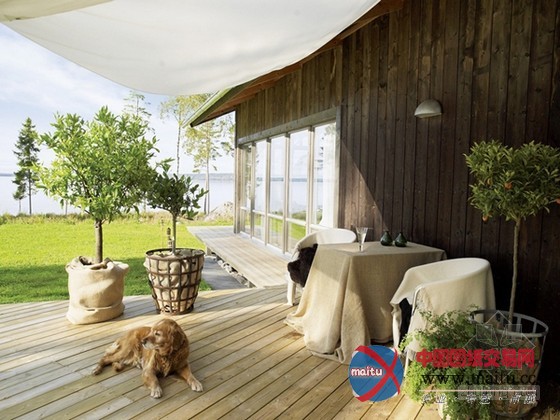 波兰自然乡村风格的湖边小屋