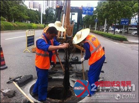 凯斯井盖铣刨机590SN在广州珠海顺利交机