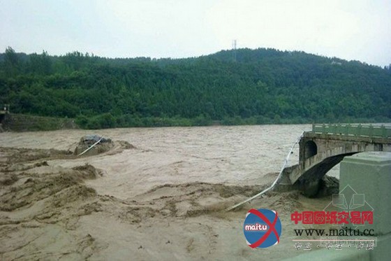 四川江油盘江大桥垮塌 数辆汽车行人坠河