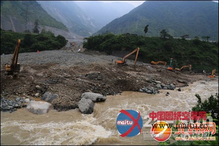 18台大型挖掘机24小时不停歇清理广元堡