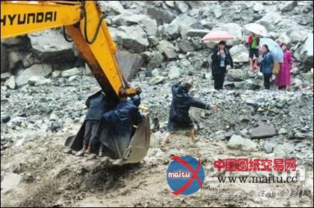 汶川映秀突发泥石流 挖掘机生死营救254名村民