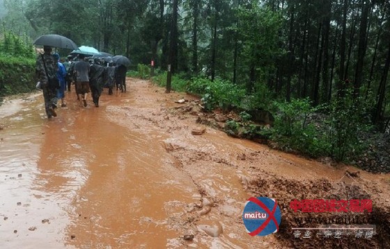 都江堰直击:疑山体裂缝未被发现