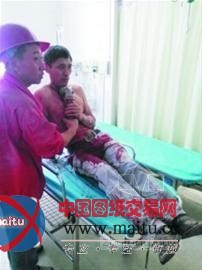 施工人员不慎将砂轮切割机插进自己脖子