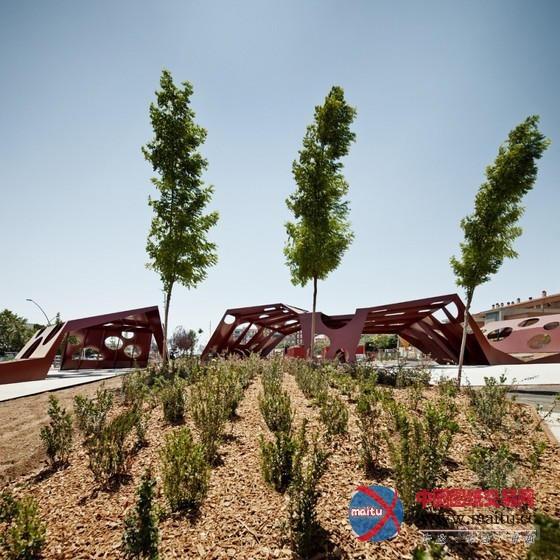 Batlle i Roig Arquitectes设计的西班牙萨罗城中央区域的多功能结构