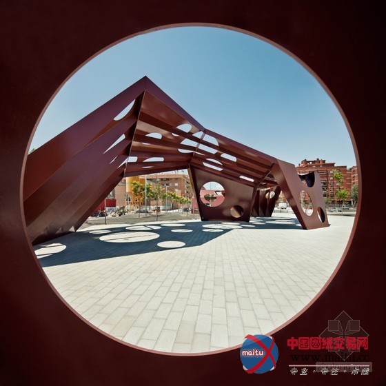 Batlle i Roig Arquitectes设计的西班牙萨罗城中央区域的多功能结构