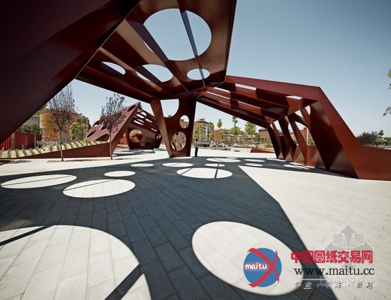 Batlle i Roig Arquitectes设计的西班牙萨罗城中央区域的多功能结构