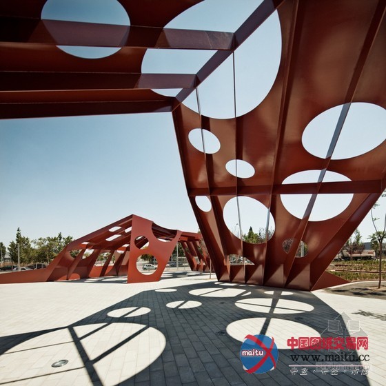 Batlle i Roig Arquitectes设计的西班牙萨罗城中央区域的多功能结构