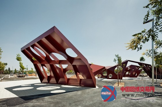 Batlle i Roig Arquitectes设计的西班牙萨罗城中央区域的多功能结构