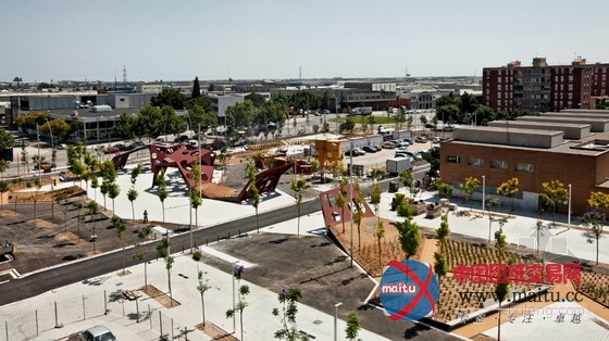 Batlle i Roig Arquitectes设计的西班牙萨罗城中央区域的多功能结构