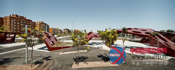 Batlle i Roig Arquitectes设计的西班牙萨罗城中央区域的多功能结构