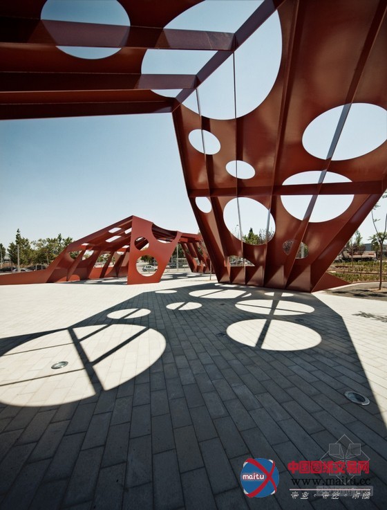 Batlle i Roig Arquitectes设计的西班牙萨罗城中央区域的多功能结构