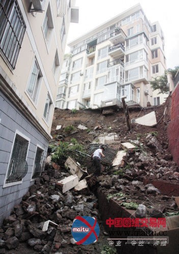 超过十米高的挡土墙倒塌 一楼住户家被砸